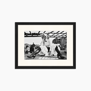 Brigitte Playing on the Street - Print Muurdecoratie