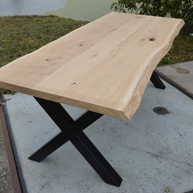 Table en tronc de chêne avec pieds en X en acier